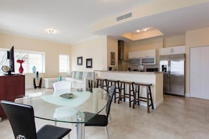 Family Suite | Living area | Flat-screen TV - Westover Arms Hotel  (Miami Beach)