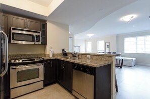 Queen studio, disability access for visually and hearing impaired | Private kitchen