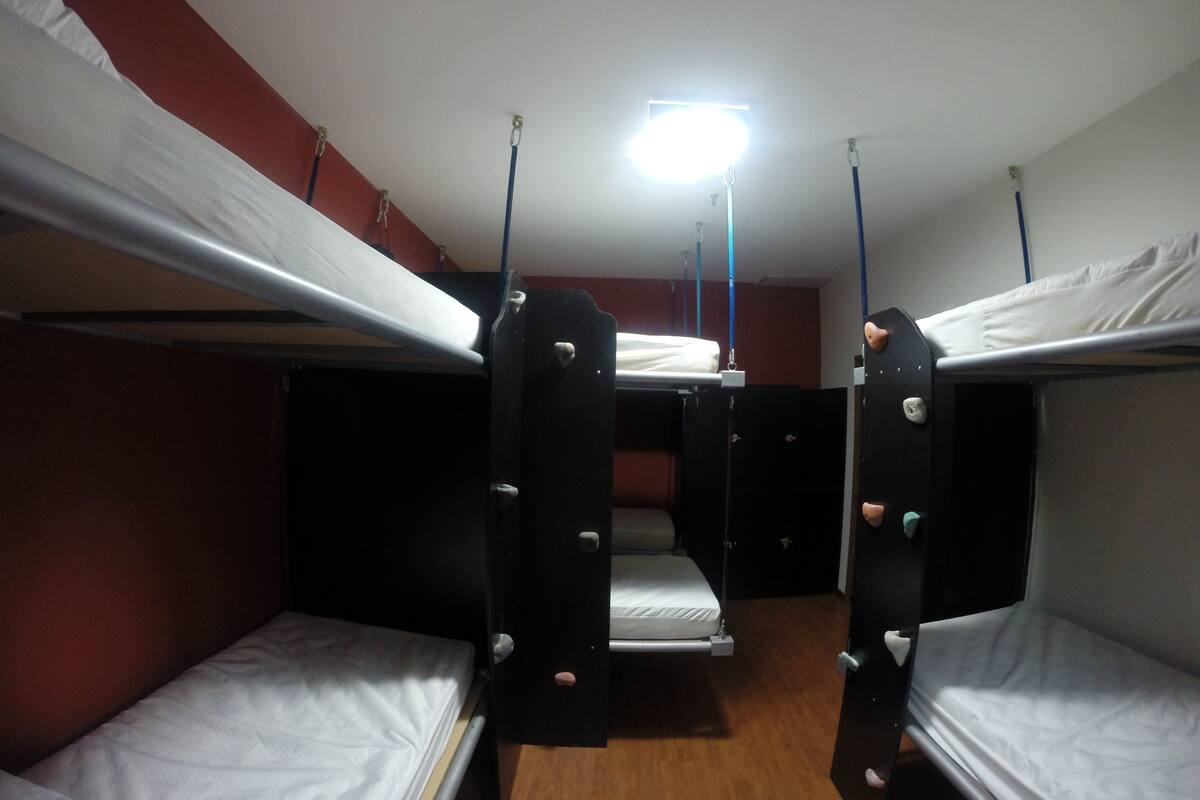 Phòng tập thể, phòng tập thể nam và nữ, phòng tắm dùng chung (8 people cash only/apenas dinheiro) | Trang trí khác biệt, trang bị nội thất với thiết kế riêng biệt