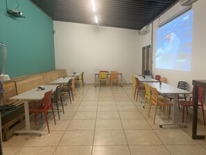 Bữa sáng kiểu Âu hàng ngày với phụ phí nhỏ