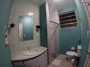 Phòng tập thể, chỉ dành cho nam, phòng tắm riêng (10 people cash only/apenas dinheiro) | Phòng tắm | Máy sấy tóc, khăn tắm