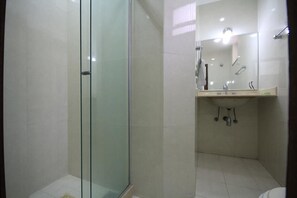Appartement, 2 slaapkamers, uitzicht op zee | Badkamer | Een douche, handdoeken