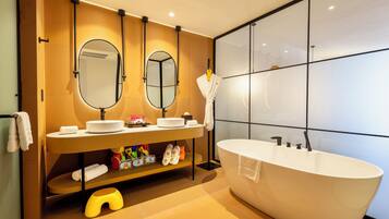 Jetted tub, free toiletries, hair dryer, towels