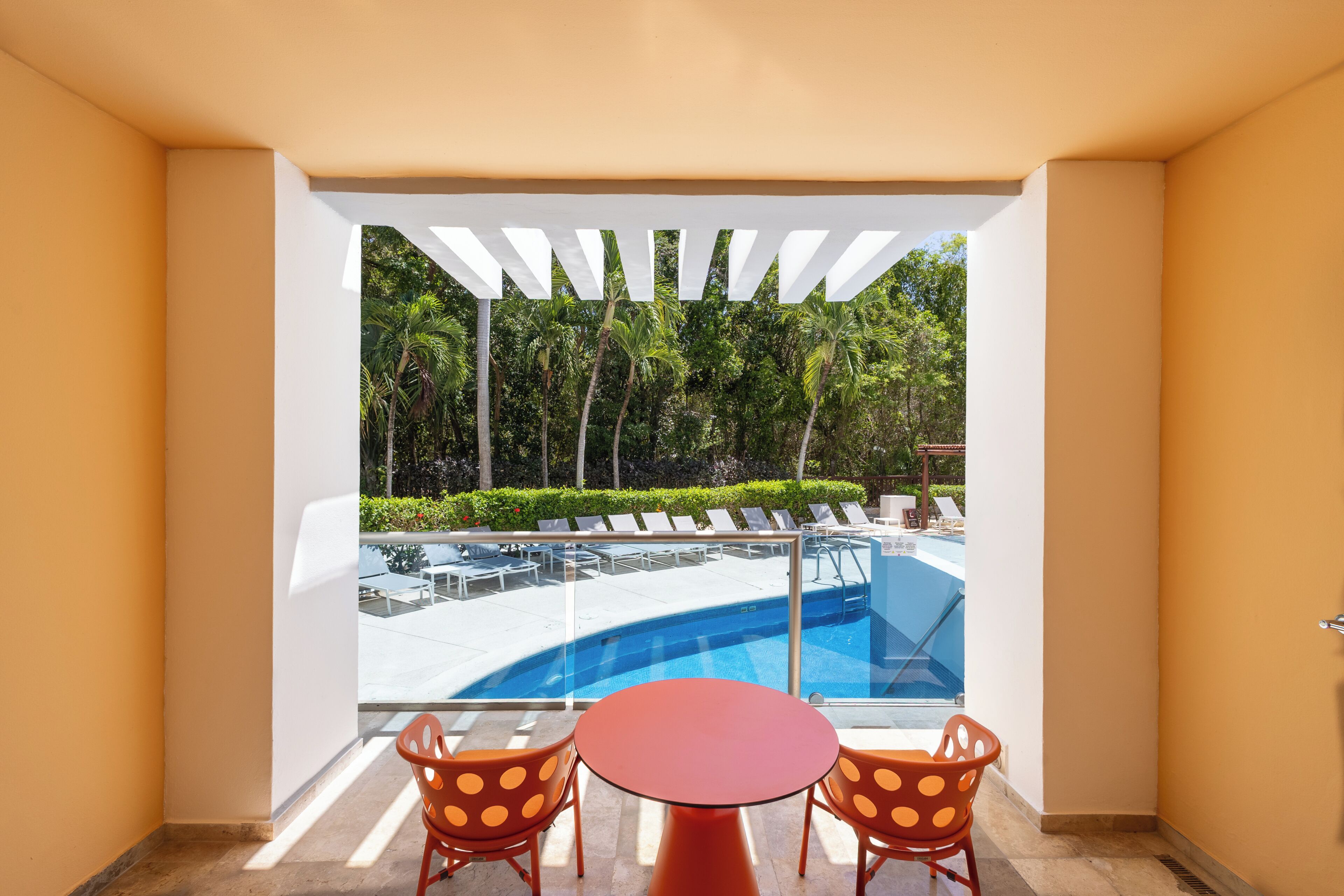 Chambre familiale, accès à la piscine (Club) | Articles de minibar gratuits, coffre-fort, bureau