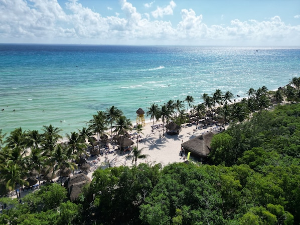 On the beach, white sand, sun loungers, beach umbrellas - Princess Family Club Riviera - All Inclusive (Playa del Carmen)