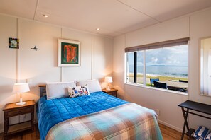 In-room safe, soundproofing, iron/ironing board, free WiFi - Cable Bay Stays – Golden Sand and Driftwood Beachfront Accommodation (Cable Bay)