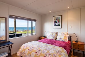 Premium Apartment, 2 Bedrooms, Beach View | Pillowtop beds, in-room safe, soundproofing, iron/ironing board - Cable Bay Stays – Golden Sand and Driftwood Beachfront Accommodation (Cable Bay)
