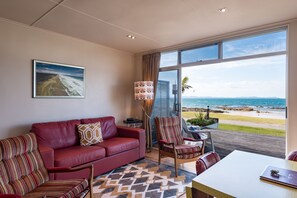 Premium Apartment, 2 Bedrooms, Beach View | Living room | 42-cm Smart TV with satellite channels - Cable Bay Stays – Golden Sand and Driftwood Beachfront Accommodation (Cable Bay)