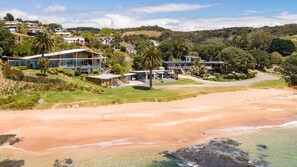 On the beach, sun loungers, beach towels, windsurfing - Cable Bay Stays – Golden Sand and Driftwood Beachfront Accommodation (Cable Bay)