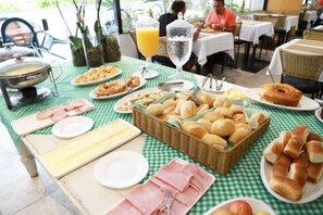Desayuno continental gratuito y diario