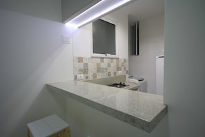 Apartamento, 1 cama de casal | Banheiro | Chuveiro, toalhas de banho