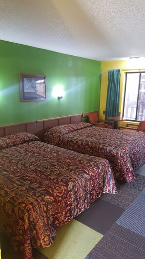 Bureau, fer et planche à repasser, lits pliants/supplémentaires