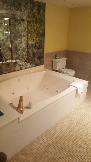 Standard Suite, 1 King Bed, Jetted Tub | Bathroom | Bathtub, free toiletries, hair dryer - The Derrick Inn (Ness City)