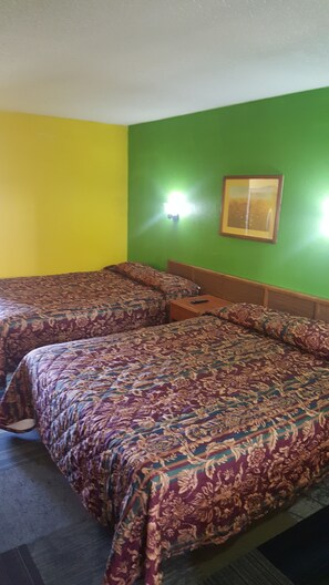 標準客房, 2 張標準雙人床, 可使用泳池, 泳池景觀 | 書桌、熨斗/熨衣板、折疊床/加床、免費無線上網