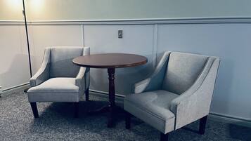 Chambre simple Standard, 1 lit double | Aire de séjour | Téléviseur à écran plat