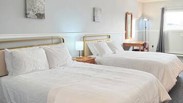 Habitació bàsica, 2 llits de matrimoni | Caixa forta a l'habitació i escriptori