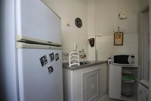 Apartamento, 1 habitación | Cocina básica privada | Frigorífico, microondas, placa de cocina y cafetera o tetera