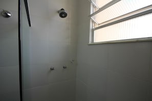 Departamento, 1 habitación | Regadera en el baño