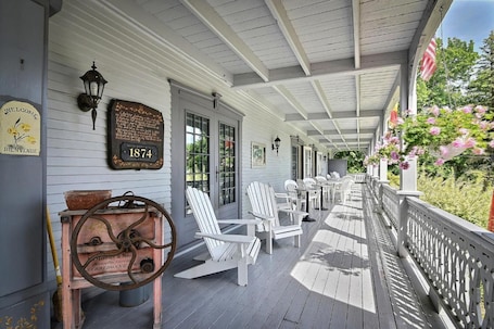 Porch. Auberge Lakeview Inn