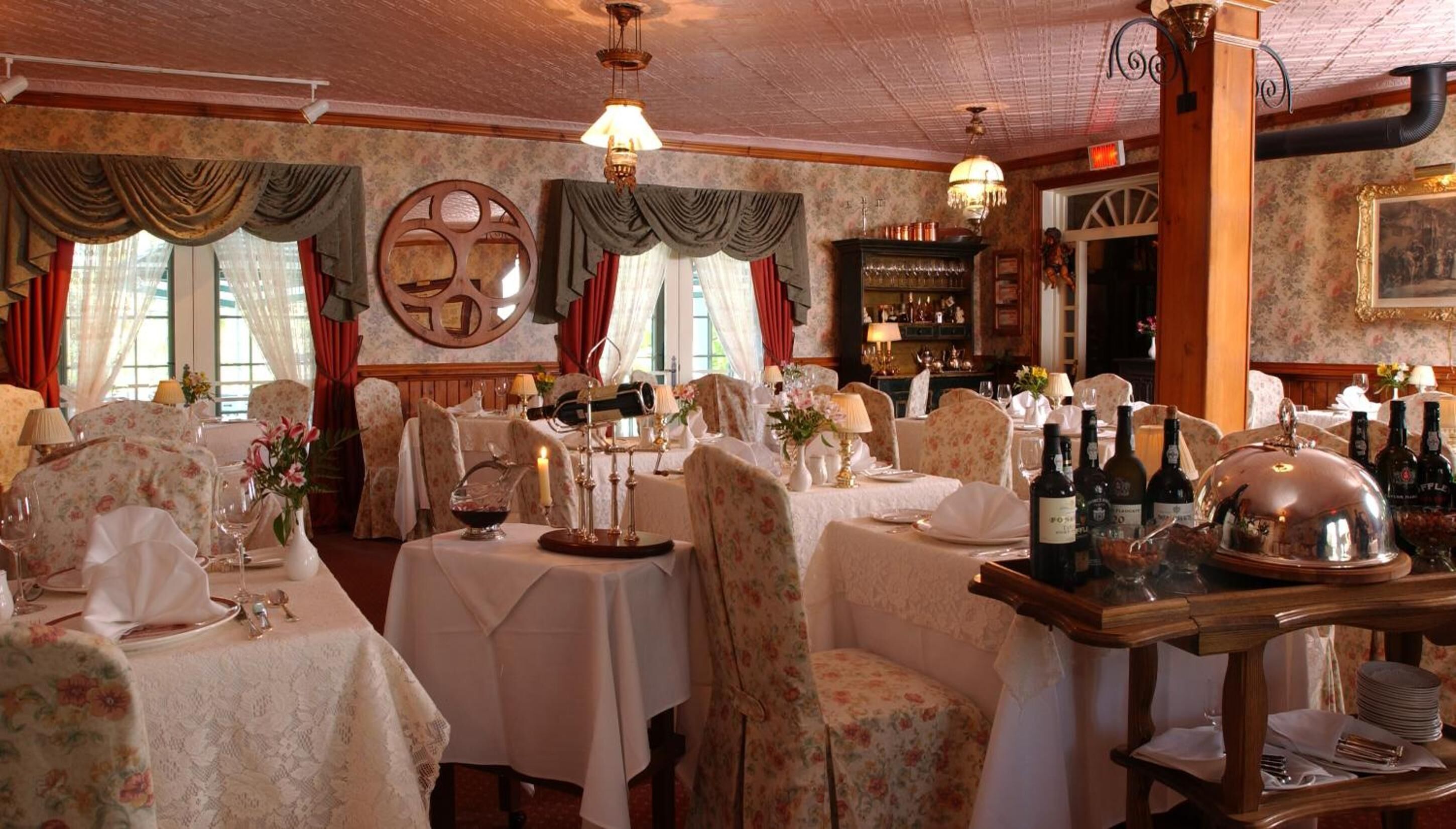 Déjeuner et souper servis sur place, vue sur la piscine 