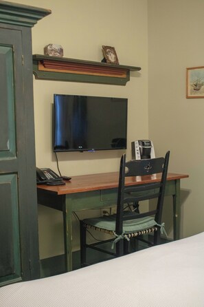 Economy Room, 1 Queen Bed | Desk, free WiFi, bed sheets - Auberge Lakeview Inn (Lac-Brome)