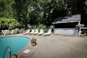 Piscine extérieure (ouverte en saison), chaises longues
