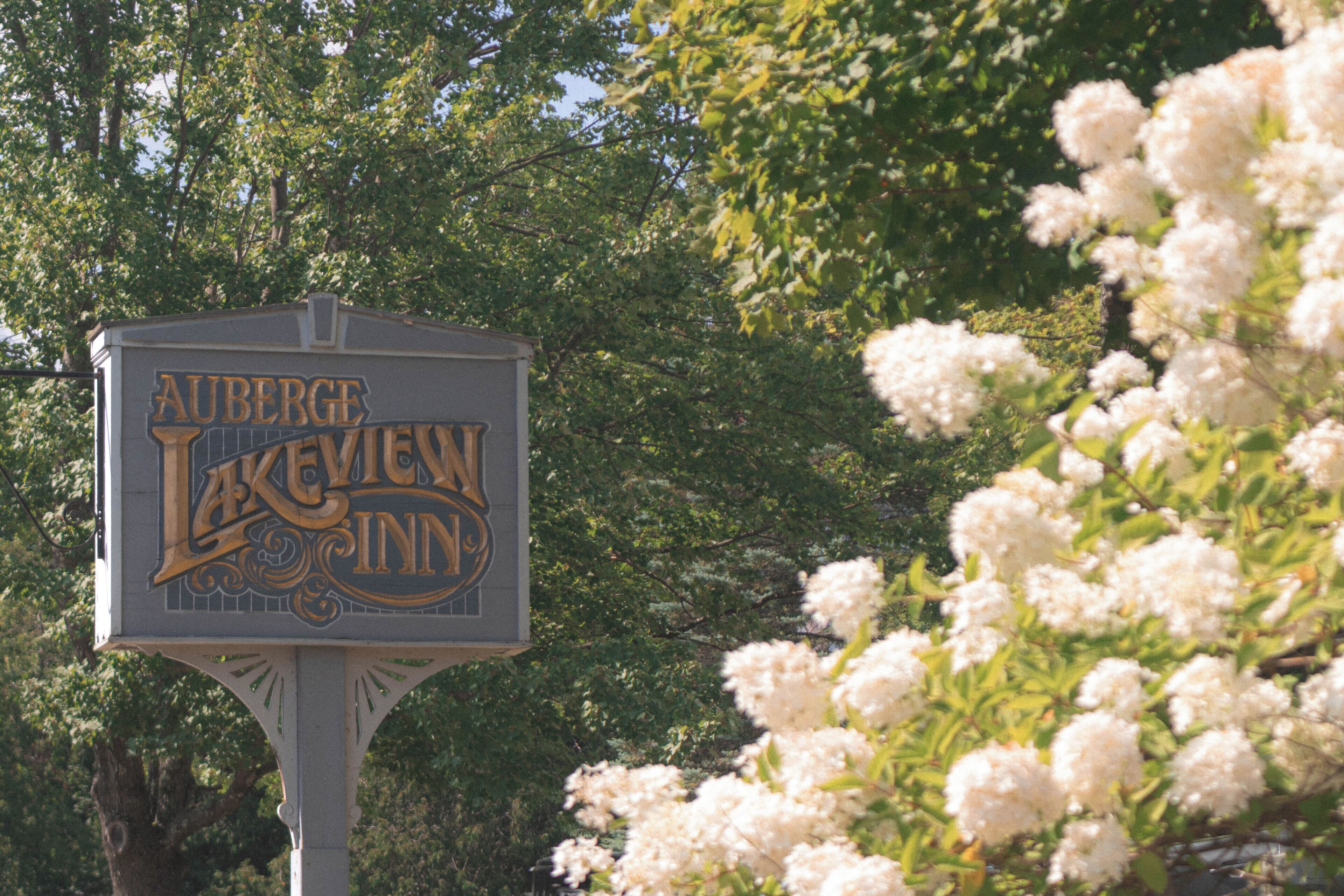 A sign for Auberge Lakeview Inn with a decorative design.