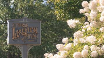 A sign for Auberge Lakeview Inn with a decorative design.