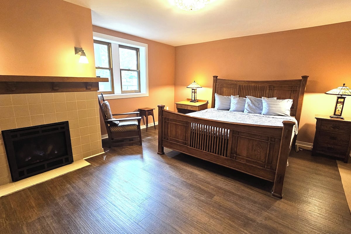 1 bedroom, hypo-allergenic bedding, desk, laptop workspace