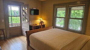 Economy Double Room, Ensuite (Tennessee Williams) - Mendota Lake House Inn (Madison)