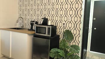 Studio-suite - 1 kingsize-seng - tekøkken | Privat tekøkken | Køleskab, mikrobølgeovn, kaffe-/temaskine