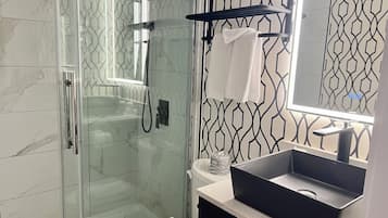 Shower, rainfall showerhead, free toiletries, hair dryer