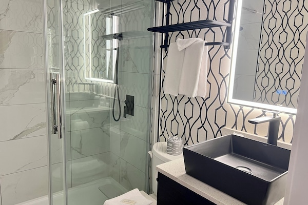 Shower, rainfall showerhead, free toiletries, hair dryer