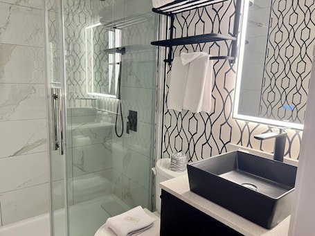 Shower, rainfall showerhead, free toiletries, hair dryer. The Spot