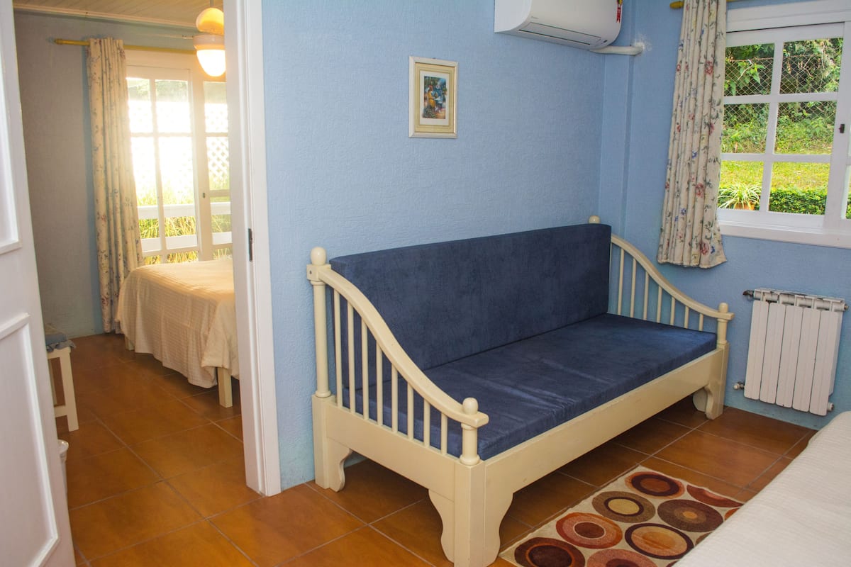 Standard Dört Kişilik Oda (Family) | Oturma odası | Kablolu TV kanalları bulunan 32 inç LCD televizyon, televizyon