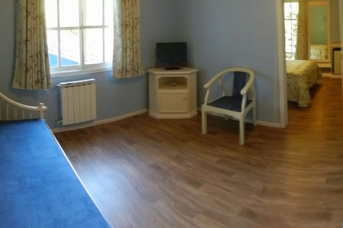 Deluxe Dört Kişilik Oda (Family) | Oturma alanı | Kablolu TV kanalları bulunan 32 inç LCD televizyon, televizyon