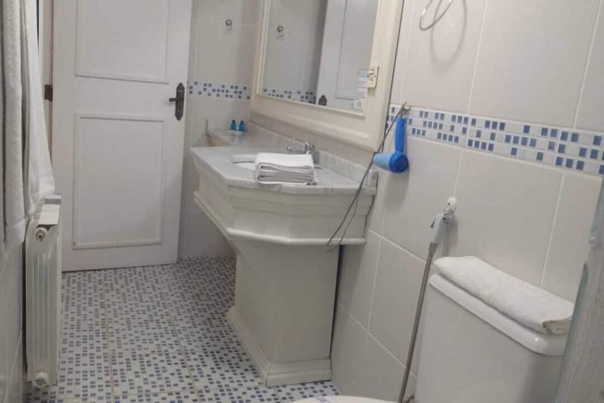 Economy Oda | Banyo | Ücretsiz banyo/kozmetik ürünleri, saç kurutma makinesi, havlu