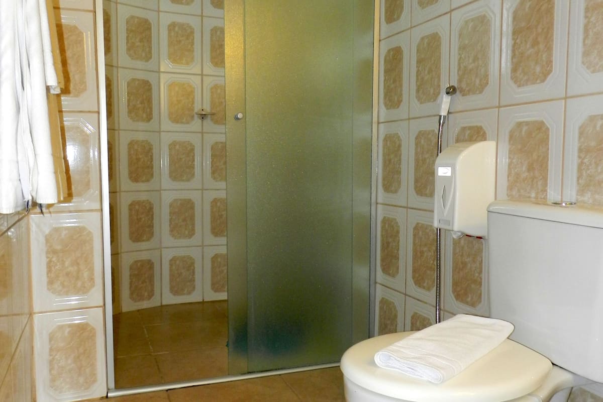 Ücretsiz banyo/kozmetik ürünleri, saç kurutma makinesi, havlu