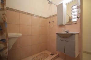 Apartamento, 1 habitación | Baño | Ducha y toallas