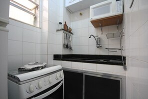 Appartement, 1 chambre | Cuisine privée | Réfrigérateur, four à micro-ondes, surface de cuisson, cafetière-théière