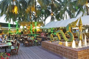 Breakfast, lunch and dinner served