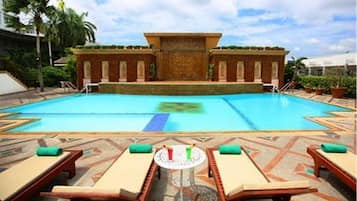 Piscine extérieure, parasols de plage, chaises longues