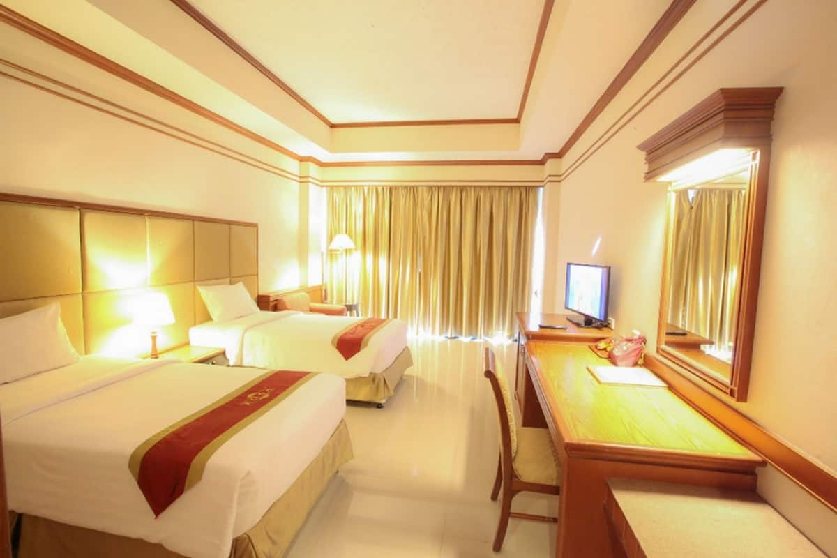 deluxe room | 1 bedroom, minibar, desk, laptop workspace
