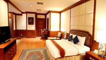 Minibar, desk, laptop workspace, blackout curtains