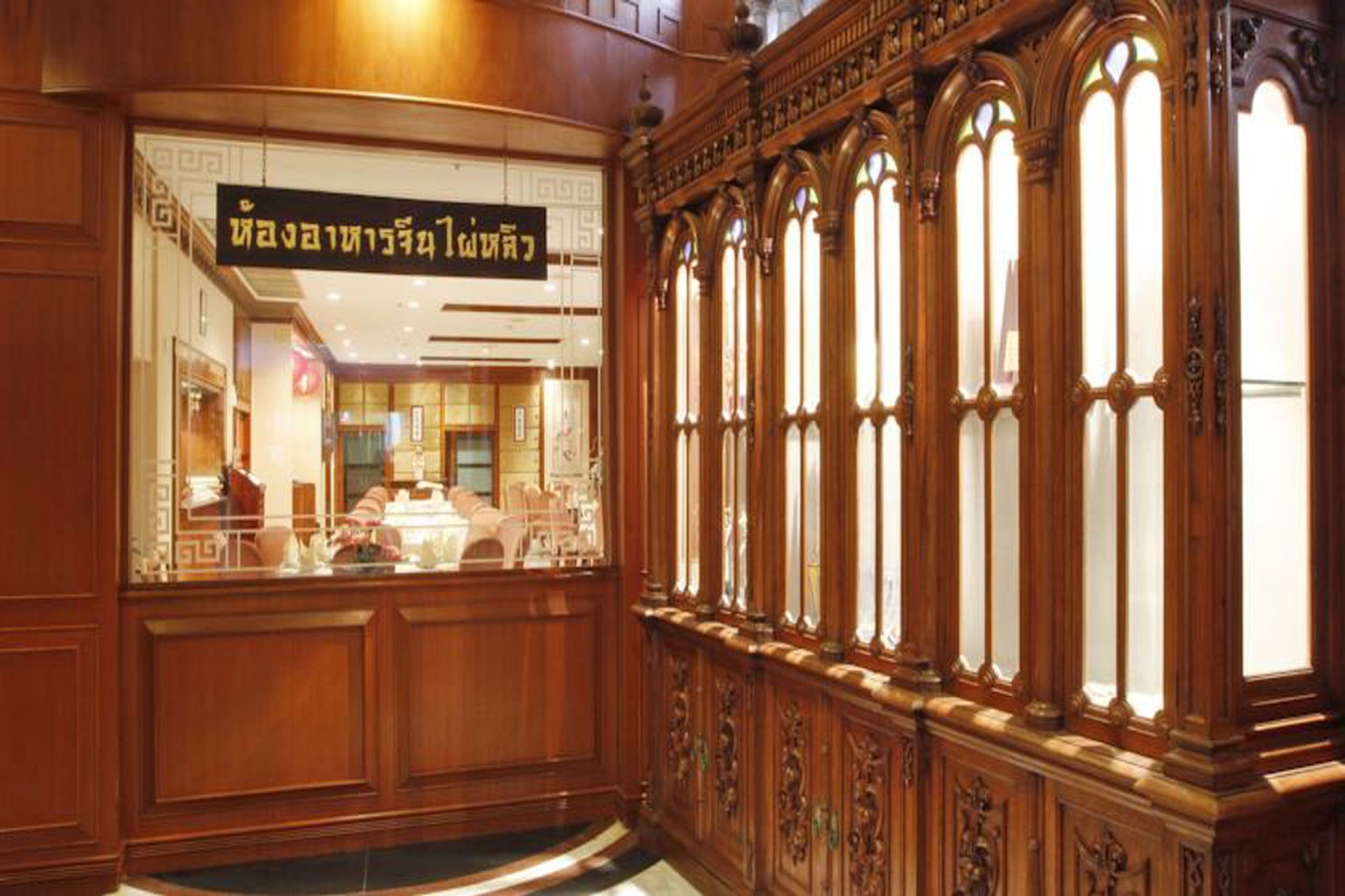 breakfast, lunch and dinner served