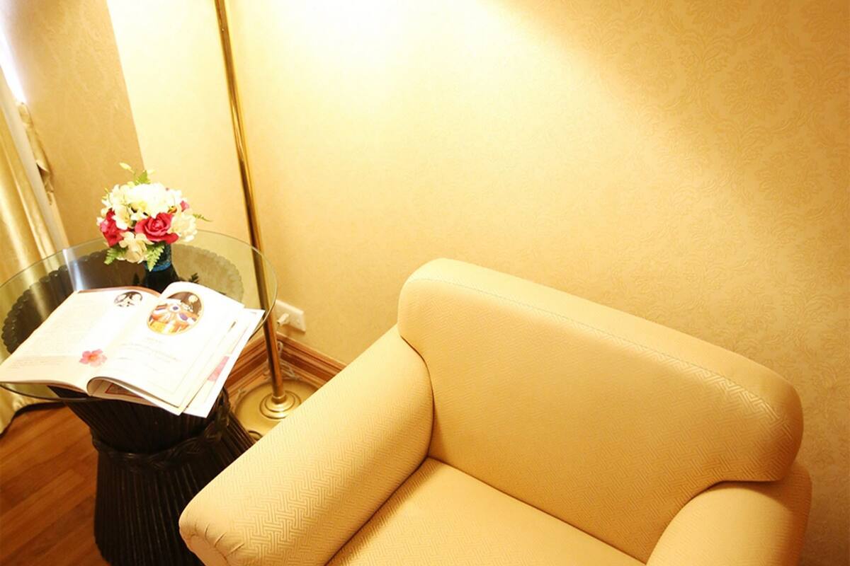 32-inch flat-screen tv with cable channels, tv