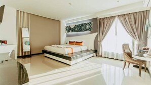 A modern hotel room with a bed, a desk, and a chair. - Mantra Varee Hotel (Khon Kaen)