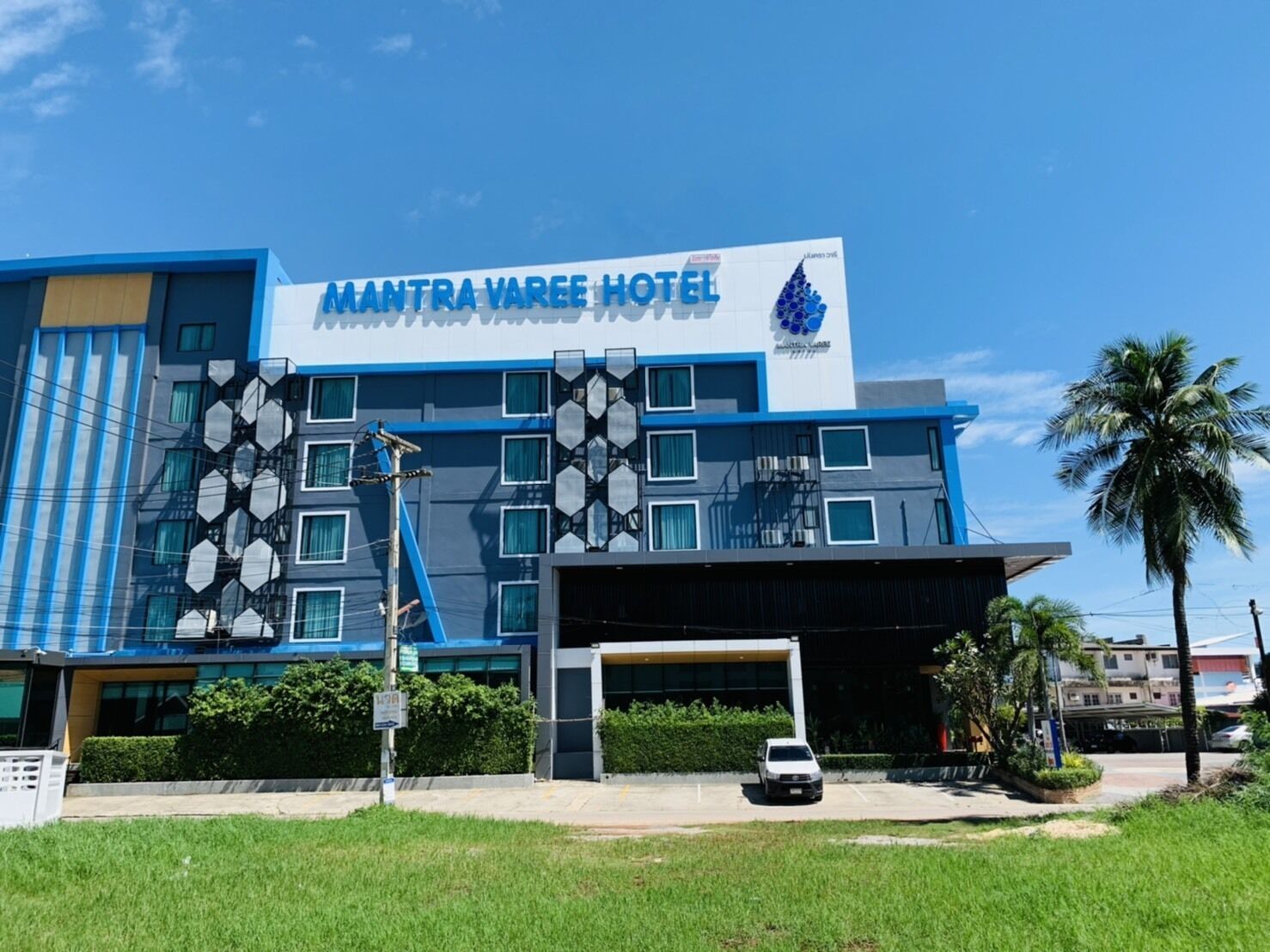 Un hôtel moderne, reconnaissable à son enseigne où l’on peut lire « MANTRA VAREE HOTEL ».