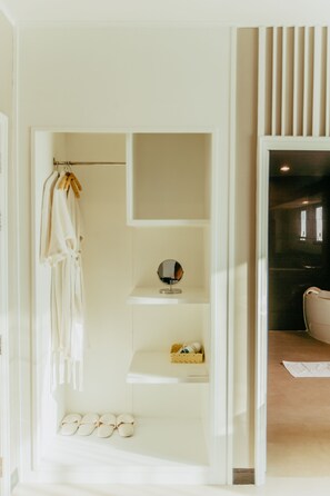 Quarto solteiro luxo, 1 cama King, banheira, vista para a cidade | Cofres nos quartos, individualmente decorados