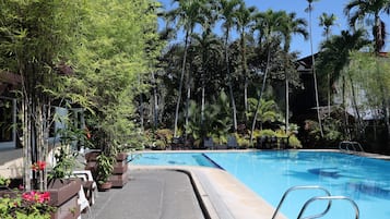 Piscina externa, funciona das 8h às 21h, espreguiçadeiras